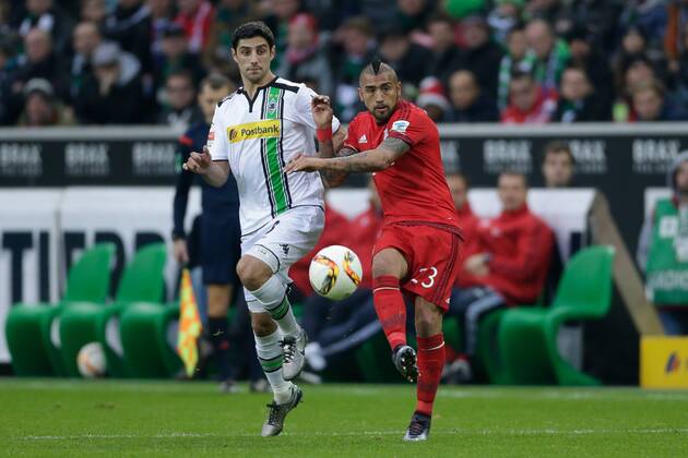 (L-R) Lars Stindl of Borussia Monchengladbach, Arturo Vidal of Bayern Munchen during the Bundesliga match between Borussia M& 246;nchengladbach and Bayern M& 252;nchen on December 5, 2015 at the Borussia-Park in M& 246;nchengladbach, Germany. Borussia M& 246;nchengladbach v Bayern M& 252;nchen Bundesliga 2015 2016 xVIxLaurensxLindhoutxIVx 4661875