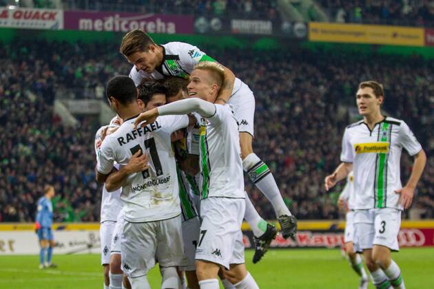 Moenchengladbach Raffael (Borussia Moenchengladbach 11), Lars Stindl (Borussia Moenchengladbach 13), Granit Xhaka (Borussia Moenchengladbach 34), Oscar Wendt (Borussia Moenchengladbach 17) undvAndreas Christensen (Borussia Moenchengladbach 3) beim Torjubel nach dem Treffer zum 2:0 beim Fussball Bundesligaspiel zwischen Borussia Moenchengladbach und dem FC Bayern Muenchen am 05.12.2015, Copyright: Schülerx xEibner-Pressefoto EP_jse