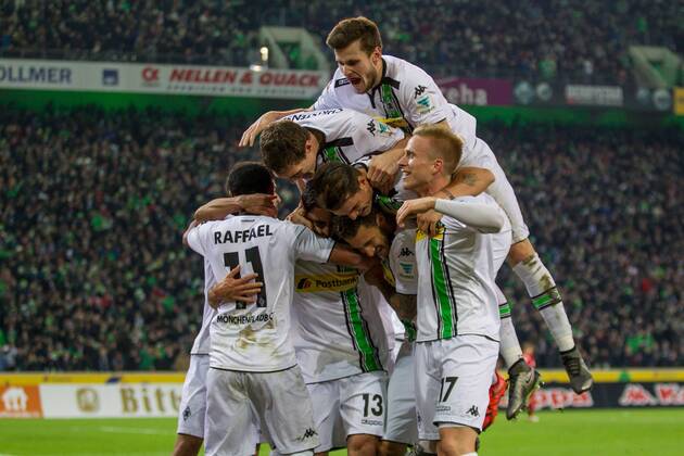 Moenchengladbach Raffael (Borussia Moenchengladbach 11), Andreas Christensen (Borussia Moenchengladbach 3), Lars Stindl (Borussia Moenchengladbach 13), Fabian Johnson (Borussia Moenchengladbach 19), Oscar Wendt (Borussia Moenchengladbach 17) und Havard Nordtveit (Borussia Moenchengladbach 6) beim Torjubel nach dem Treffer zum 2:0 beim Fussball Bundesligaspiel zwischen Borussia Moenchengladbach und dem FC Bayern Muenchen am 05.12.2015, Copyright: Schülerx xEibner-Pressefoto EP_jse