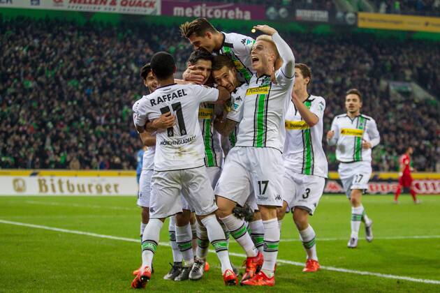 Moenchengladbach Raffael (Borussia Moenchengladbach 11), Lars Stindl (Borussia Moenchengladbach 13), Fabian Johnson (Borussia Moenchengladbach 19), Granit Xhaka (Borussia Moenchengladbach 34), Oscar Wendt (Borussia Moenchengladbach 17) und Andreas Christensen (Borussia Moenchengladbach 3) beim Torjubel nach dem Treffer zum 2:0 beim Fussball Bundesligaspiel zwischen Borussia Moenchengladbach und dem FC Bayern Muenchen am 05.12.2015, Copyright: Schülerx xEibner-Pressefoto EP_jse