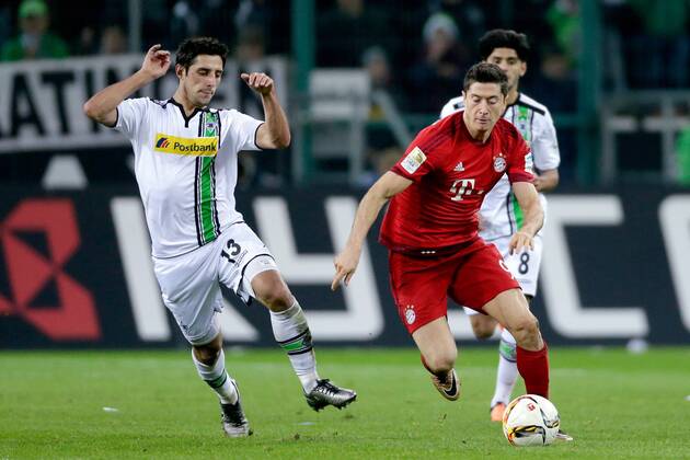 (L-R) Lars Stindl of Borussia Monchengladbach, Robert Lewandowski of Bayern Munchen during the Bundesliga match between Borussia M& 246;nchengladbach and Bayern M& 252;nchen on December 5, 2015 at the Borussia-Park in M& 246;nchengladbach, Germany. Borussia M& 246;nchengladbach v Bayern M& 252;nchen Bundesliga 2015 2016 xVIxLaurensxLindhoutxIVx 4666943