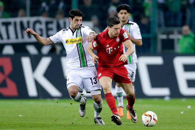 (L-R) Lars Stindl of Borussia Monchengladbach, Robert Lewandowski of Bayern Munchen during the Bundesliga match between Borussia M& 246;nchengladbach and Bayern M& 252;nchen on December 5, 2015 at the Borussia-Park in M& 246;nchengladbach, Germany. Borussia M& 246;nchengladbach v Bayern M& 252;nchen Bundesliga 2015 2016 xVIxLaurensxLindhoutxIVx 4666944