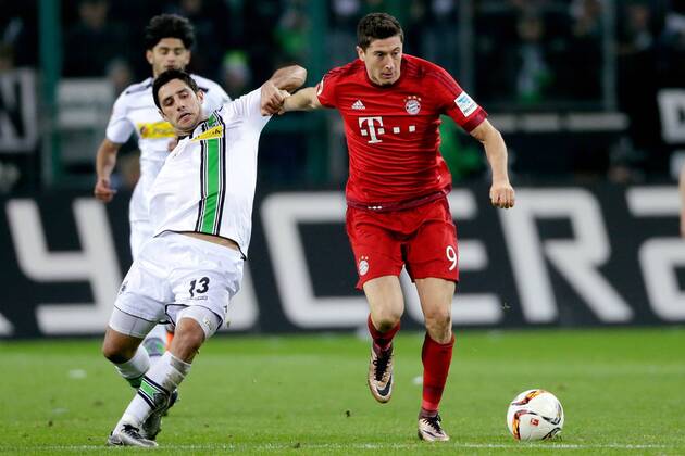 (L-R) Lars Stindl of Borussia Monchengladbach, Robert Lewandowski of Bayern Munchen during the Bundesliga match between Borussia M& 246;nchengladbach and Bayern M& 252;nchen on December 5, 2015 at the Borussia-Park in M& 246;nchengladbach, Germany. Borussia M& 246;nchengladbach v Bayern M& 252;nchen Bundesliga 2015 2016 xVIxLaurensxLindhoutxIVx 4666945