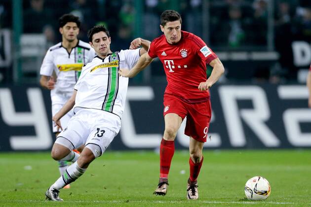 (L-R) Lars Stindl of Borussia Monchengladbach, Robert Lewandowski of Bayern Munchen during the Bundesliga match between Borussia M& 246;nchengladbach and Bayern M& 252;nchen on December 5, 2015 at the Borussia-Park in M& 246;nchengladbach, Germany. Borussia M& 246;nchengladbach v Bayern M& 252;nchen Bundesliga 2015 2016 xVIxLaurensxLindhoutxIVx 4666946