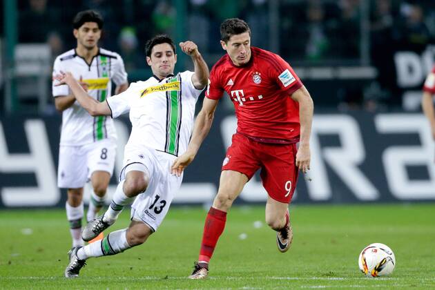 (L-R) Lars Stindl of Borussia Monchengladbach, Robert Lewandowski of Bayern Munchen during the Bundesliga match between Borussia M& 246;nchengladbach and Bayern M& 252;nchen on December 5, 2015 at the Borussia-Park in M& 246;nchengladbach, Germany. Borussia M& 246;nchengladbach v Bayern M& 252;nchen Bundesliga 2015 2016 xVIxLaurensxLindhoutxIVx 4666947