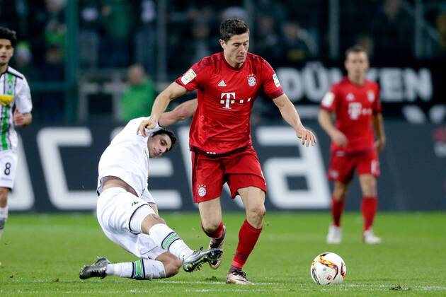(L-R) Lars Stindl of Borussia Monchengladbach, Robert Lewandowski of Bayern Munchen during the Bundesliga match between Borussia M& 246;nchengladbach and Bayern M& 252;nchen on December 5, 2015 at the Borussia-Park in M& 246;nchengladbach, Germany. Borussia M& 246;nchengladbach v Bayern M& 252;nchen Bundesliga 2015 2016 xVIxLaurensxLindhoutxIVx 4666948