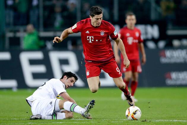 (L-R) Lars Stindl of Borussia Monchengladbach, Robert Lewandowski of Bayern Munchen during the Bundesliga match between Borussia M& 246;nchengladbach and Bayern M& 252;nchen on December 5, 2015 at the Borussia-Park in M& 246;nchengladbach, Germany. Borussia M& 246;nchengladbach v Bayern M& 252;nchen Bundesliga 2015 2016 xVIxLaurensxLindhoutxIVx 4666949