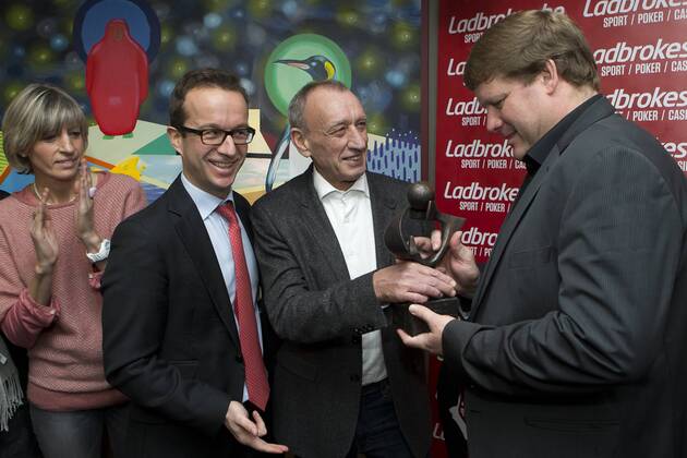 Fußball, Hein Vanhaezebrouck erählt Raymond Goethals Award - AALST, BELGIUM: Alexis Murphy, managing director of Ladbrokes Belgium, former soccer player Robert (Robbie) Rensenbrink and Gent s head coach Hein Vanhaezebrouck pictured at the fifth edition of the Raymond Goethals award, for the coach who was the closest to Raymond Goethals, Monday 07 December 2015, in Aalst. KRISTOFxVANxACCOM  x04753521x