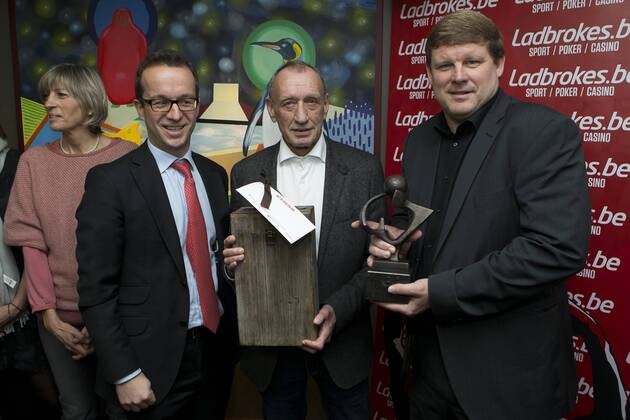 Fußball, Hein Vanhaezebrouck erählt Raymond Goethals Award - AALST, BELGIUM: Alexis Murphy, managing director of Ladbrokes Belgium, former soccer player Robert (Robbie) Rensenbrink and Gent s head coach Hein Vanhaezebrouck pictured at the fifth edition of the Raymond Goethals award, for the coach who was the closest to Raymond Goethals, Monday 07 December 2015, in Aalst. KRISTOFxVANxACCOM  x04753519x