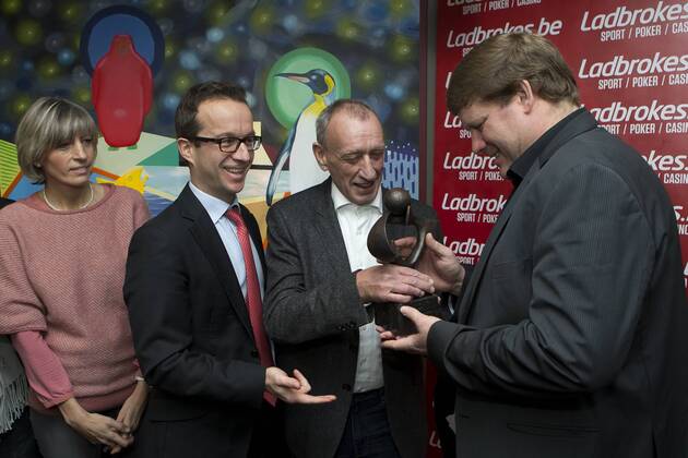 Fußball, Hein Vanhaezebrouck erählt Raymond Goethals Award - AALST, BELGIUM: Alexis Murphy, managing director of Ladbrokes Belgium, former soccer player Robert (Robbie) Rensenbrink and Gent s head coach Hein Vanhaezebrouck pictured at the fifth edition of the Raymond Goethals award, for the coach who was the closest to Raymond Goethals, Monday 07 December 2015, in Aalst. KRISTOFxVANxACCOM  x04753520x