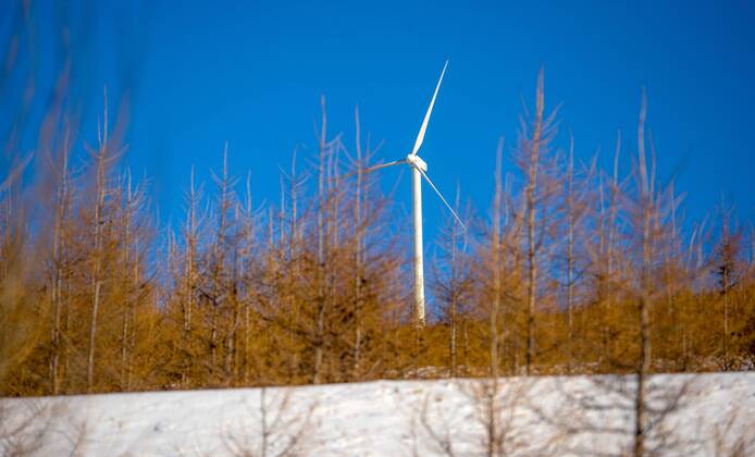Olympia 2022, Fotostory Ski-Resort Zhangjiakou A wind turbine whirls to generate electricity at a ski resort in Chongli county, Zhangjiakou city, north China s Hebei province, 4 December 2015. Having competed at the Winter Olympics twice since 2010, Norwegian snowboarder Stale Sandbech is familiar with world-class ski resorts. But the experience of training at the Genting Resort Secret Garden in Zhangjiakou, Hebei province, went beyond his expectations. As a proposed venue for snow sports in Beijing s 2022 Olympics plan, Secret Garden, a ski and tourism complex in Zhangjiakou s Chongli county, about 220 kilometers northwest of Beijing, has finished the initial design for freestyle skiing and snowboarding, and will cooperate with foreign event and resort operators to complete the rest of its facilities to high standards, the resort announced last week. The two snow events will be held on refurbished trails and at a new snowboard park designed by Ecosign, a Canadian resort-planning company that served the 2010 and 2014 Winter Olympics. The park will have Asia s biggest half-pipe and International Ski Federation-standard slopestyle courses, according to the resort s plan. Ski resort in Zhangjiakou on track for world-class status 20151207_14834