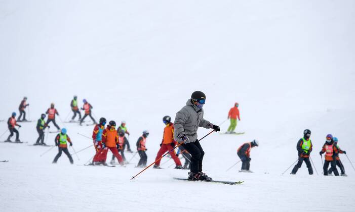 Olympia 2022, Fotostory Ski-Resort Zhangjiakou People enjoy skiing at a ski resort in Chongli county, Zhangjiakou city, north China s Hebei province, 3 December 2015. Having competed at the Winter Olympics twice since 2010, Norwegian snowboarder Stale Sandbech is familiar with world-class ski resorts. But the experience of training at the Genting Resort Secret Garden in Zhangjiakou, Hebei province, went beyond his expectations. As a proposed venue for snow sports in Beijing s 2022 Olympics plan, Secret Garden, a ski and tourism complex in Zhangjiakou s Chongli county, about 220 kilometers northwest of Beijing, has finished the initial design for freestyle skiing and snowboarding, and will cooperate with foreign event and resort operators to complete the rest of its facilities to high standards, the resort announced last week. The two snow events will be held on refurbished trails and at a new snowboard park designed by Ecosign, a Canadian resort-planning company that served the 2010 and 2014 Winter Olympics. The park will have Asia s biggest half-pipe and International Ski Federation-standard slopestyle courses, according to the resort s plan. Ski resort in Zhangjiakou on track for world-class status 20151207_14853