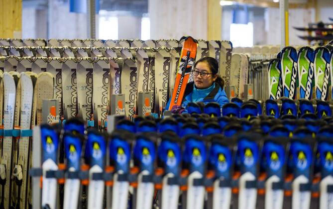 Olympia 2022, Fotostory Ski-Resort Zhangjiakou A Chinese clerk prepares snowboards at a goods store in Chongli county, Zhangjiakou city, north China s Hebei province, 3 December 2015. Having competed at the Winter Olympics twice since 2010, Norwegian snowboarder Stale Sandbech is familiar with world-class ski resorts. But the experience of training at the Genting Resort Secret Garden in Zhangjiakou, Hebei province, went beyond his expectations. As a proposed venue for snow sports in Beijing s 2022 Olympics plan, Secret Garden, a ski and tourism complex in Zhangjiakou s Chongli county, about 220 kilometers northwest of Beijing, has finished the initial design for freestyle skiing and snowboarding, and will cooperate with foreign event and resort operators to complete the rest of its facilities to high standards, the resort announced last week. The two snow events will be held on refurbished trails and at a new snowboard park designed by Ecosign, a Canadian resort-planning company that served the 2010 and 2014 Winter Olympics. The park will have Asia s biggest half-pipe and International Ski Federation-standard slopestyle courses, according to the resort s plan. Ski resort in Zhangjiakou on track for world-class status 20151207_14854