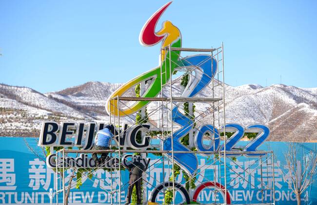 Olympia 2022, Fotostory Ski-Resort Zhangjiakou Chinese workers install lights on a sign of the 2022 Winter Olympics in Chongli county, Zhangjiakou city, north China s Hebei province, 4 December 2015. Having competed at the Winter Olympics twice since 2010, Norwegian snowboarder Stale Sandbech is familiar with world-class ski resorts. But the experience of training at the Genting Resort Secret Garden in Zhangjiakou, Hebei province, went beyond his expectations. As a proposed venue for snow sports in Beijing s 2022 Olympics plan, Secret Garden, a ski and tourism complex in Zhangjiakou s Chongli county, about 220 kilometers northwest of Beijing, has finished the initial design for freestyle skiing and snowboarding, and will cooperate with foreign event and resort operators to complete the rest of its facilities to high standards, the resort announced last week. The two snow events will be held on refurbished trails and at a new snowboard park designed by Ecosign, a Canadian resort-planning company that served the 2010 and 2014 Winter Olympics. The park will have Asia s biggest half-pipe and International Ski Federation-standard slopestyle courses, according to the resort s plan. Ski resort in Zhangjiakou on track for world-class status 20151207_37147