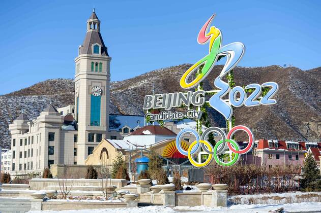 Olympia 2022, Fotostory Ski-Resort Zhangjiakou A sign of the 2022 Winter Olympics in on display in Chongli county, Zhangjiakou city, north China s Hebei province, 4 December 2015. Having competed at the Winter Olympics twice since 2010, Norwegian snowboarder Stale Sandbech is familiar with world-class ski resorts. But the experience of training at the Genting Resort Secret Garden in Zhangjiakou, Hebei province, went beyond his expectations. As a proposed venue for snow sports in Beijing s 2022 Olympics plan, Secret Garden, a ski and tourism complex in Zhangjiakou s Chongli county, about 220 kilometers northwest of Beijing, has finished the initial design for freestyle skiing and snowboarding, and will cooperate with foreign event and resort operators to complete the rest of its facilities to high standards, the resort announced last week. The two snow events will be held on refurbished trails and at a new snowboard park designed by Ecosign, a Canadian resort-planning company that served the 2010 and 2014 Winter Olympics. The park will have Asia s biggest half-pipe and International Ski Federation-standard slopestyle courses, according to the resort s plan. Ski resort in Zhangjiakou on track for world-class status 20151207_37150
