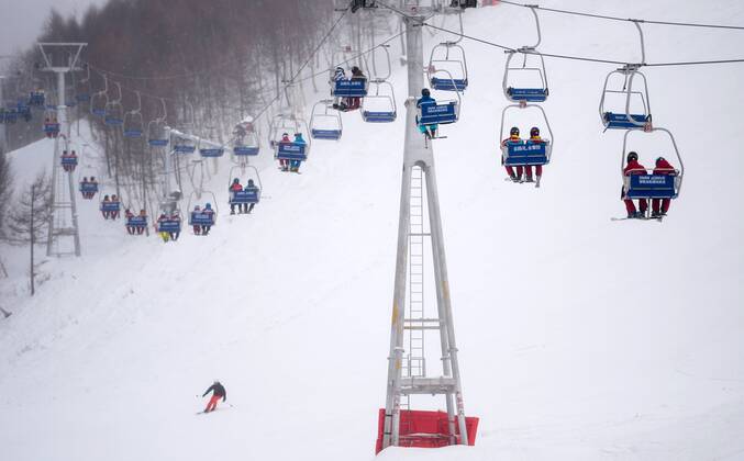 Olympia 2022, Fotostory Ski-Resort Zhangjiakou People take cable cars to go uphill to enjoy skiing at a ski resort in Chongli county, Zhangjiakou city, north China s Hebei province, 3 December 2015. Having competed at the Winter Olympics twice since 2010, Norwegian snowboarder Stale Sandbech is familiar with world-class ski resorts. But the experience of training at the Genting Resort Secret Garden in Zhangjiakou, Hebei province, went beyond his expectations. As a proposed venue for snow sports in Beijing s 2022 Olympics plan, Secret Garden, a ski and tourism complex in Zhangjiakou s Chongli county, about 220 kilometers northwest of Beijing, has finished the initial design for freestyle skiing and snowboarding, and will cooperate with foreign event and resort operators to complete the rest of its facilities to high standards, the resort announced last week. The two snow events will be held on refurbished trails and at a new snowboard park designed by Ecosign, a Canadian resort-planning company that served the 2010 and 2014 Winter Olympics. The park will have Asia s biggest half-pipe and International Ski Federation-standard slopestyle courses, according to the resort s plan. Ski resort in Zhangjiakou on track for world-class status 20151207_37151
