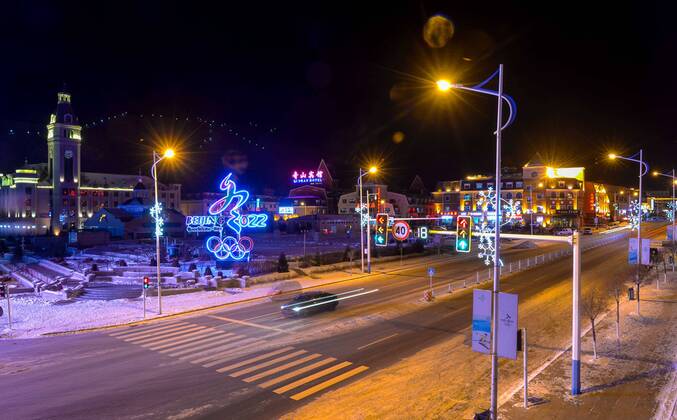 Olympia 2022, Fotostory Ski-Resort Zhangjiakou Night view of Chongli county, Zhangjiakou city, north China s Hebei province, 3 December 2015. Having competed at the Winter Olympics twice since 2010, Norwegian snowboarder Stale Sandbech is familiar with world-class ski resorts. But the experience of training at the Genting Resort Secret Garden in Zhangjiakou, Hebei province, went beyond his expectations. As a proposed venue for snow sports in Beijing s 2022 Olympics plan, Secret Garden, a ski and tourism complex in Zhangjiakou s Chongli county, about 220 kilometers northwest of Beijing, has finished the initial design for freestyle skiing and snowboarding, and will cooperate with foreign event and resort operators to complete the rest of its facilities to high standards, the resort announced last week. The two snow events will be held on refurbished trails and at a new snowboard park designed by Ecosign, a Canadian resort-planning company that served the 2010 and 2014 Winter Olympics. The park will have Asia s biggest half-pipe and International Ski Federation-standard slopestyle courses, according to the resort s plan. Ski resort in Zhangjiakou on track for world-class status 20151207_37161