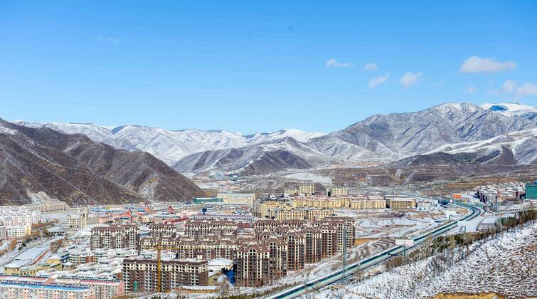 Olympia 2022, Fotostory Ski-Resort Zhangjiakou View of new residential apartment buildings in Chongli county, Zhangjiakou city, north China s Hebei province, 4 December 2015. Having competed at the Winter Olympics twice since 2010, Norwegian snowboarder Stale Sandbech is familiar with world-class ski resorts. But the experience of training at the Genting Resort Secret Garden in Zhangjiakou, Hebei province, went beyond his expectations. As a proposed venue for snow sports in Beijing s 2022 Olympics plan, Secret Garden, a ski and tourism complex in Zhangjiakou s Chongli county, about 220 kilometers northwest of Beijing, has finished the initial design for freestyle skiing and snowboarding, and will cooperate with foreign event and resort operators to complete the rest of its facilities to high standards, the resort announced last week. The two snow events will be held on refurbished trails and at a new snowboard park designed by Ecosign, a Canadian resort-planning company that served the 2010 and 2014 Winter Olympics. The park will have Asia s biggest half-pipe and International Ski Federation-standard slopestyle courses, according to the resort s plan. Ski resort in Zhangjiakou on track for world-class status 20151207_37162