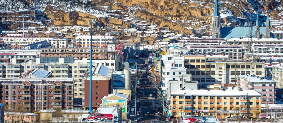Olympia 2022, Fotostory Ski-Resort Zhangjiakou Cityscape of Chongli county, Zhangjiakou city, north China s Hebei province, 4 December 2015. Having competed at the Winter Olympics twice since 2010, Norwegian snowboarder Stale Sandbech is familiar with world-class ski resorts. But the experience of training at the Genting Resort Secret Garden in Zhangjiakou, Hebei province, went beyond his expectations. As a proposed venue for snow sports in Beijing s 2022 Olympics plan, Secret Garden, a ski and tourism complex in Zhangjiakou s Chongli county, about 220 kilometers northwest of Beijing, has finished the initial design for freestyle skiing and snowboarding, and will cooperate with foreign event and resort operators to complete the rest of its facilities to high standards, the resort announced last week. The two snow events will be held on refurbished trails and at a new snowboard park designed by Ecosign, a Canadian resort-planning company that served the 2010 and 2014 Winter Olympics. The park will have Asia s biggest half-pipe and International Ski Federation-standard slopestyle courses, according to the resort s plan. Ski resort in Zhangjiakou on track for world-class status 20151207_37214