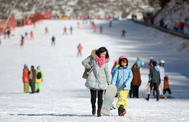 Olympia 2022, Fotostory Ski-Resort Zhangjiakou People enjoy skiing and snowboarding at a ski resort in Chongli county, Zhangjiakou city, north China s Hebei province, 5 December 2015. Having competed at the Winter Olympics twice since 2010, Norwegian snowboarder Stale Sandbech is familiar with world-class ski resorts. But the experience of training at the Genting Resort Secret Garden in Zhangjiakou, Hebei province, went beyond his expectations. As a proposed venue for snow sports in Beijing s 2022 Olympics plan, Secret Garden, a ski and tourism complex in Zhangjiakou s Chongli county, about 220 kilometers northwest of Beijing, has finished the initial design for freestyle skiing and snowboarding, and will cooperate with foreign event and resort operators to complete the rest of its facilities to high standards, the resort announced last week. The two snow events will be held on refurbished trails and at a new snowboard park designed by Ecosign, a Canadian resort-planning company that served the 2010 and 2014 Winter Olympics. The park will have Asia s biggest half-pipe and International Ski Federation-standard slopestyle courses, according to the resort s plan. Ski resort in Zhangjiakou on track for world-class status 20151207_51833