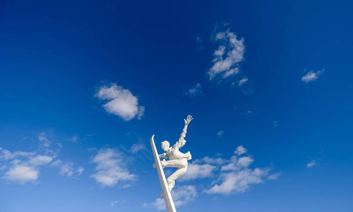 Olympia 2022, Fotostory Ski-Resort Zhangjiakou A snowboarding-themed sculpture is pictured at a ski resort in Chongli county, Zhangjiakou city, north China s Hebei province, 4 December 2015. Having competed at the Winter Olympics twice since 2010, Norwegian snowboarder Stale Sandbech is familiar with world-class ski resorts. But the experience of training at the Genting Resort Secret Garden in Zhangjiakou, Hebei province, went beyond his expectations. As a proposed venue for snow sports in Beijing s 2022 Olympics plan, Secret Garden, a ski and tourism complex in Zhangjiakou s Chongli county, about 220 kilometers northwest of Beijing, has finished the initial design for freestyle skiing and snowboarding, and will cooperate with foreign event and resort operators to complete the rest of its facilities to high standards, the resort announced last week. The two snow events will be held on refurbished trails and at a new snowboard park designed by Ecosign, a Canadian resort-planning company that served the 2010 and 2014 Winter Olympics. The park will have Asia s biggest half-pipe and International Ski Federation-standard slopestyle courses, according to the resort s plan. Ski resort in Zhangjiakou on track for world-class status 20151207_68397