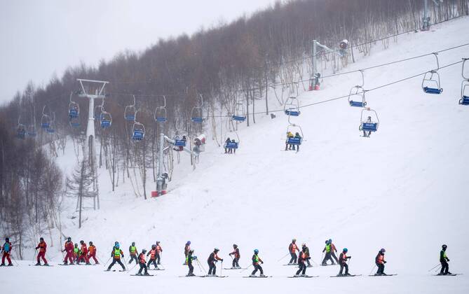 Olympia 2022, Fotostory Ski-Resort Zhangjiakou People enjoy skiing at a ski resort in Chongli county, Zhangjiakou city, north China s Hebei province, 3 December 2015. Having competed at the Winter Olympics twice since 2010, Norwegian snowboarder Stale Sandbech is familiar with world-class ski resorts. But the experience of training at the Genting Resort Secret Garden in Zhangjiakou, Hebei province, went beyond his expectations. As a proposed venue for snow sports in Beijing s 2022 Olympics plan, Secret Garden, a ski and tourism complex in Zhangjiakou s Chongli county, about 220 kilometers northwest of Beijing, has finished the initial design for freestyle skiing and snowboarding, and will cooperate with foreign event and resort operators to complete the rest of its facilities to high standards, the resort announced last week. The two snow events will be held on refurbished trails and at a new snowboard park designed by Ecosign, a Canadian resort-planning company that served the 2010 and 2014 Winter Olympics. The park will have Asia s biggest half-pipe and International Ski Federation-standard slopestyle courses, according to the resort s plan. Ski resort in Zhangjiakou on track for world-class status 20151207_68398