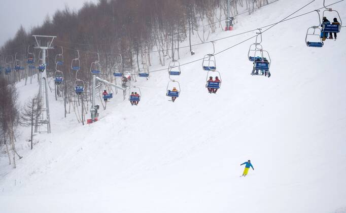 Olympia 2022, Fotostory Ski-Resort Zhangjiakou People take cable cars to go uphill to enjoy skiing at a ski resort in Chongli county, Zhangjiakou city, north China s Hebei province, 3 December 2015. Having competed at the Winter Olympics twice since 2010, Norwegian snowboarder Stale Sandbech is familiar with world-class ski resorts. But the experience of training at the Genting Resort Secret Garden in Zhangjiakou, Hebei province, went beyond his expectations. As a proposed venue for snow sports in Beijing s 2022 Olympics plan, Secret Garden, a ski and tourism complex in Zhangjiakou s Chongli county, about 220 kilometers northwest of Beijing, has finished the initial design for freestyle skiing and snowboarding, and will cooperate with foreign event and resort operators to complete the rest of its facilities to high standards, the resort announced last week. The two snow events will be held on refurbished trails and at a new snowboard park designed by Ecosign, a Canadian resort-planning company that served the 2010 and 2014 Winter Olympics. The park will have Asia s biggest half-pipe and International Ski Federation-standard slopestyle courses, according to the resort s plan. Ski resort in Zhangjiakou on track for world-class status 20151207_68399