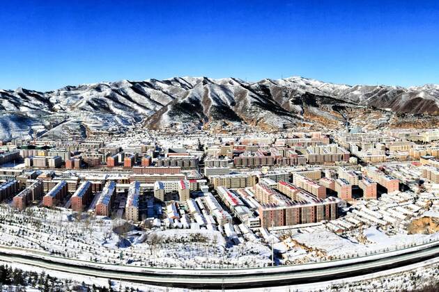 Olympia 2022, Fotostory Ski-Resort Zhangjiakou Cityscape of snow-blanketed Chongli county, Zhangjiakou city, north China s Hebei province, 4 December 2015. Having competed at the Winter Olympics twice since 2010, Norwegian snowboarder Stale Sandbech is familiar with world-class ski resorts. But the experience of training at the Genting Resort Secret Garden in Zhangjiakou, Hebei province, went beyond his expectations. As a proposed venue for snow sports in Beijing s 2022 Olympics plan, Secret Garden, a ski and tourism complex in Zhangjiakou s Chongli county, about 220 kilometers northwest of Beijing, has finished the initial design for freestyle skiing and snowboarding, and will cooperate with foreign event and resort operators to complete the rest of its facilities to high standards, the resort announced last week. The two snow events will be held on refurbished trails and at a new snowboard park designed by Ecosign, a Canadian resort-planning company that served the 2010 and 2014 Winter Olympics. The park will have Asia s biggest half-pipe and International Ski Federation-standard slopestyle courses, according to the resort s plan. Ski resort in Zhangjiakou on track for world-class status 20151207_68400
