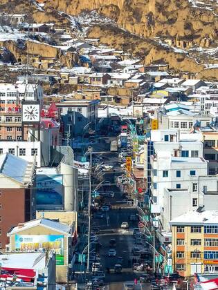 Olympia 2022, Fotostory Ski-Resort Zhangjiakou Cityscape of Chongli county, Zhangjiakou city, north China s Hebei province, 4 December 2015. Having competed at the Winter Olympics twice since 2010, Norwegian snowboarder Stale Sandbech is familiar with world-class ski resorts. But the experience of training at the Genting Resort Secret Garden in Zhangjiakou, Hebei province, went beyond his expectations. As a proposed venue for snow sports in Beijing s 2022 Olympics plan, Secret Garden, a ski and tourism complex in Zhangjiakou s Chongli county, about 220 kilometers northwest of Beijing, has finished the initial design for freestyle skiing and snowboarding, and will cooperate with foreign event and resort operators to complete the rest of its facilities to high standards, the resort announced last week. The two snow events will be held on refurbished trails and at a new snowboard park designed by Ecosign, a Canadian resort-planning company that served the 2010 and 2014 Winter Olympics. The park will have Asia s biggest half-pipe and International Ski Federation-standard slopestyle courses, according to the resort s plan. Ski resort in Zhangjiakou on track for world-class status 20151207_68409