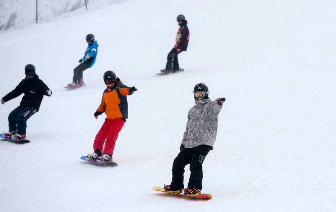 Olympia 2022, Fotostory Ski-Resort Zhangjiakou People enjoy snowboarding at a ski resort in Chongli county, Zhangjiakou city, north China s Hebei province, 3 December 2015. Having competed at the Winter Olympics twice since 2010, Norwegian snowboarder Stale Sandbech is familiar with world-class ski resorts. But the experience of training at the Genting Resort Secret Garden in Zhangjiakou, Hebei province, went beyond his expectations. As a proposed venue for snow sports in Beijing s 2022 Olympics plan, Secret Garden, a ski and tourism complex in Zhangjiakou s Chongli county, about 220 kilometers northwest of Beijing, has finished the initial design for freestyle skiing and snowboarding, and will cooperate with foreign event and resort operators to complete the rest of its facilities to high standards, the resort announced last week. The two snow events will be held on refurbished trails and at a new snowboard park designed by Ecosign, a Canadian resort-planning company that served the 2010 and 2014 Winter Olympics. The park will have Asia s biggest half-pipe and International Ski Federation-standard slopestyle courses, according to the resort s plan. Ski resort in Zhangjiakou on track for world-class status 20151207_68410