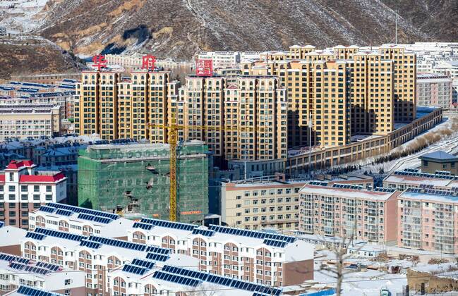Olympia 2022, Fotostory Ski-Resort Zhangjiakou Cityscape of Chongli county, Zhangjiakou city, north China s Hebei province, 4 December 2015. Having competed at the Winter Olympics twice since 2010, Norwegian snowboarder Stale Sandbech is familiar with world-class ski resorts. But the experience of training at the Genting Resort Secret Garden in Zhangjiakou, Hebei province, went beyond his expectations. As a proposed venue for snow sports in Beijing s 2022 Olympics plan, Secret Garden, a ski and tourism complex in Zhangjiakou s Chongli county, about 220 kilometers northwest of Beijing, has finished the initial design for freestyle skiing and snowboarding, and will cooperate with foreign event and resort operators to complete the rest of its facilities to high standards, the resort announced last week. The two snow events will be held on refurbished trails and at a new snowboard park designed by Ecosign, a Canadian resort-planning company that served the 2010 and 2014 Winter Olympics. The park will have Asia s biggest half-pipe and International Ski Federation-standard slopestyle courses, according to the resort s plan. Ski resort in Zhangjiakou on track for world-class status 20151207_68411