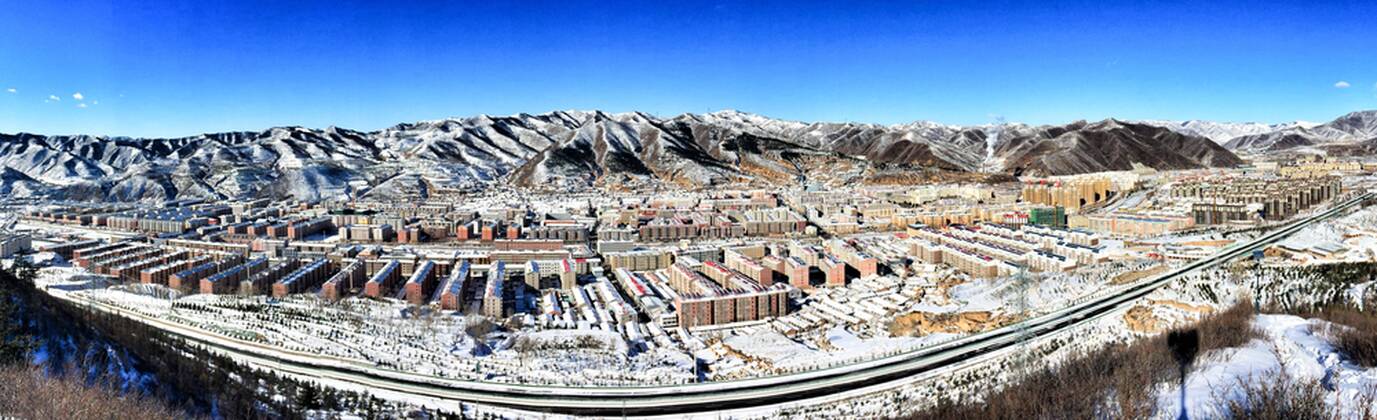 Olympia 2022, Fotostory Ski-Resort Zhangjiakou Panoramic view of snow-blanketed Chongli county, Zhangjiakou city, north China s Hebei province, 4 December 2015. Having competed at the Winter Olympics twice since 2010, Norwegian snowboarder Stale Sandbech is familiar with world-class ski resorts. But the experience of training at the Genting Resort Secret Garden in Zhangjiakou, Hebei province, went beyond his expectations. As a proposed venue for snow sports in Beijing s 2022 Olympics plan, Secret Garden, a ski and tourism complex in Zhangjiakou s Chongli county, about 220 kilometers northwest of Beijing, has finished the initial design for freestyle skiing and snowboarding, and will cooperate with foreign event and resort operators to complete the rest of its facilities to high standards, the resort announced last week. The two snow events will be held on refurbished trails and at a new snowboard park designed by Ecosign, a Canadian resort-planning company that served the 2010 and 2014 Winter Olympics. The park will have Asia s biggest half-pipe and International Ski Federation-standard slopestyle courses, according to the resort s plan. Ski resort in Zhangjiakou on track for world-class status 20151207_14836