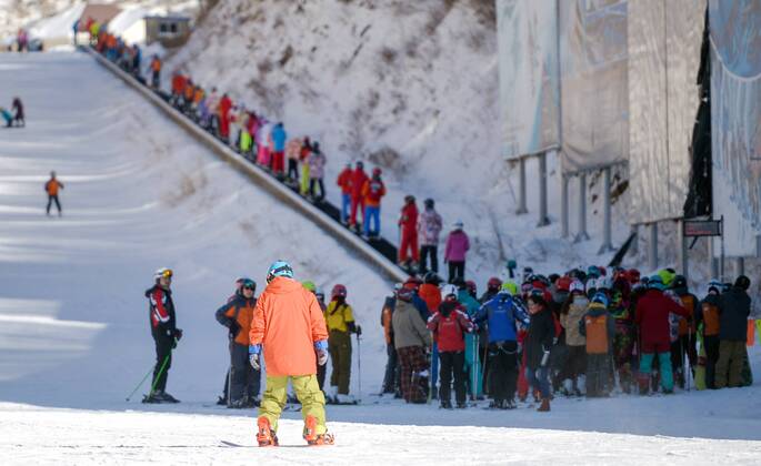 Olympia 2022, Fotostory Ski-Resort Zhangjiakou People line up to take an escalator to go uphill to enjoy skiing at a ski resort in Chongli county, Zhangjiakou city, north China s Hebei province, 5 December 2015. Having competed at the Winter Olympics twice since 2010, Norwegian snowboarder Stale Sandbech is familiar with world-class ski resorts. But the experience of training at the Genting Resort Secret Garden in Zhangjiakou, Hebei province, went beyond his expectations. As a proposed venue for snow sports in Beijing s 2022 Olympics plan, Secret Garden, a ski and tourism complex in Zhangjiakou s Chongli county, about 220 kilometers northwest of Beijing, has finished the initial design for freestyle skiing and snowboarding, and will cooperate with foreign event and resort operators to complete the rest of its facilities to high standards, the resort announced last week. The two snow events will be held on refurbished trails and at a new snowboard park designed by Ecosign, a Canadian resort-planning company that served the 2010 and 2014 Winter Olympics. The park will have Asia s biggest half-pipe and International Ski Federation-standard slopestyle courses, according to the resort s plan. Ski resort in Zhangjiakou on track for world-class status 20151207_14837