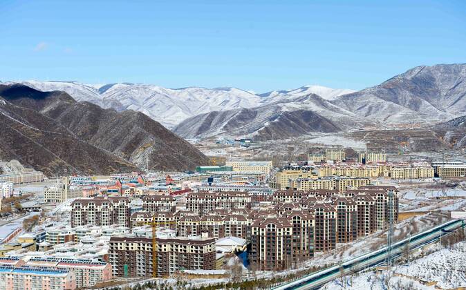 Olympia 2022, Fotostory Ski-Resort Zhangjiakou View of new residential apartment buildings in Chongli county, Zhangjiakou city, north China s Hebei province, 4 December 2015. Having competed at the Winter Olympics twice since 2010, Norwegian snowboarder Stale Sandbech is familiar with world-class ski resorts. But the experience of training at the Genting Resort Secret Garden in Zhangjiakou, Hebei province, went beyond his expectations. As a proposed venue for snow sports in Beijing s 2022 Olympics plan, Secret Garden, a ski and tourism complex in Zhangjiakou s Chongli county, about 220 kilometers northwest of Beijing, has finished the initial design for freestyle skiing and snowboarding, and will cooperate with foreign event and resort operators to complete the rest of its facilities to high standards, the resort announced last week. The two snow events will be held on refurbished trails and at a new snowboard park designed by Ecosign, a Canadian resort-planning company that served the 2010 and 2014 Winter Olympics. The park will have Asia s biggest half-pipe and International Ski Federation-standard slopestyle courses, according to the resort s plan. Ski resort in Zhangjiakou on track for world-class status 20151207_14852