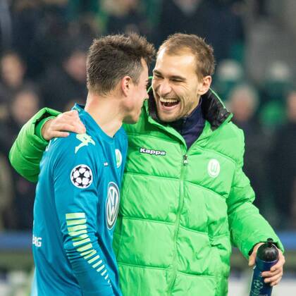 Fußball, UEFA Champions League, VfL Wolfsburg - Manchester United ManU v.l. Diego Benaglio (Wolfsburg; Kapitän, captain, Stammtorwart, Stammtorhüter) und Bas Dost (Wolfsburg) Jubel, Torjubel, Freude, Emotion, Torerfolg, Aktion, action, goal, goal celebration, celebrates. xtgx