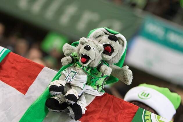 Fußball, UEFA Champions League, VfL Wolfsburg - Manchester United ManU Detail, Symbolfoto, Symbolbild, Wölfe, Wölfi, Maskottchen, Kuscheltier, Stofftier. xtgx