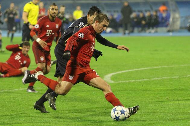 Zagreb, 09.12.2015., Stadion Maksimir, Champions League, group F, GNK Dinamo Zagreb (blue) 0-2 FC Bayern (red) Philipp LAHM (21) vs Leonardo SIGALI (22)