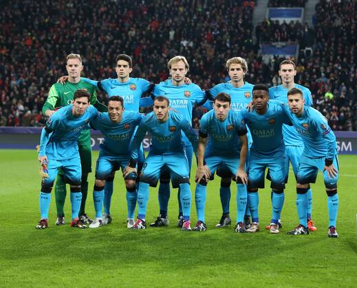 Fußball Champions League Gruppenphase 6. Spieltag FC Barcelon am 09.12.2015 in der BayArena in Leverkusen Teamfoto FC Barcelona Barca Hintere Reihe v.l.n.r: Marc-Andre ter Stegen ( Barcelona ), Marc Bartra ( Barcelona ), Ivan Rakitic ( Barcelona ), Sergi Samper ( Barcelona ), Thomas Vermaelen ( Barcelona ) Vordere Reihe v.l.n.r.: Lionel Messi ( Barcelona ), Adriano ( Barcelona ), Sandro Ramirez ( Barcelona ), Munir El Haddadi ( Barcelona ), Wilfrid Kaptoum ( Barcelona ), Jordi Alba ( Barcelona )