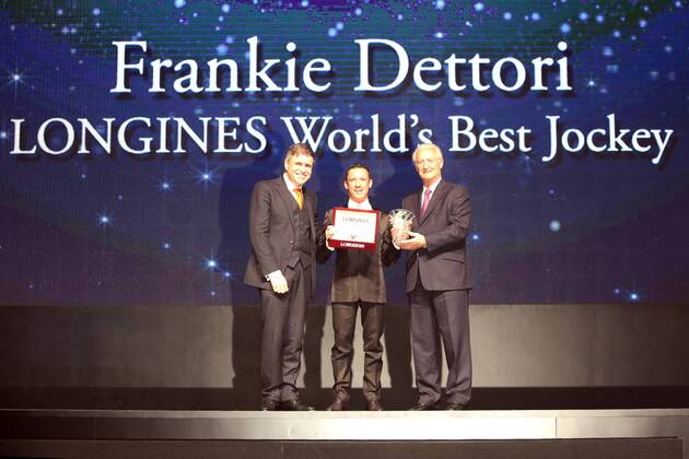 11.12.2015, Hong Kong, Hongkong, CHN, CHINA - Juan-Carlos Capelli (left) and Louis Romanet (right) present the trophy to jockey Frankie Dettori at the LONGINES World™s Best Jockey Award ceremony. (Jockey, Dettori, Ehrung, Portrait, Portraet, Capelli, Romanet, Porträt) 102D111215HONGKONG.JPG