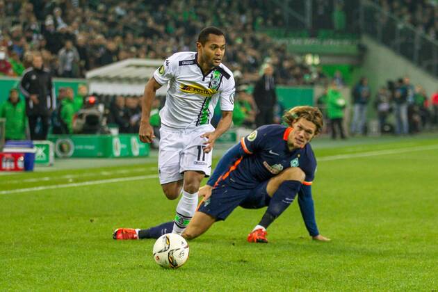 Moenchengladbach Raffael (Borussia Moenchengladbach 11) enteilt Jannik Vestergaard (SV Werder Bremen 7) beim DFB-Pokal Achtelfinal Spiel zwischen Borussia Moenchengladbach und dem SV Werder Bremen am 15.12.2015, Copyright: Schülerx xEibner-Pressefoto EP_jse
