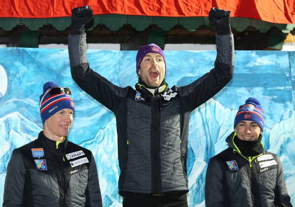 Nordische Kombination, Weltcup in Ramsau, Siegerehrung NORDIC COMBINED - FIS WC Ramsau RAMSAU AM DACHSTEIN,AUSTRIA,19.DEC.15 - NORDIC SKIING, NORDIC COMBINED - FIS World Cup, normal hill 10km Gundersen, men, award ceremony. Image shows the rejoicing of Magnus Krog, Magnus Moan and Jarl Magnus Riiber (NOR). GEPAxpictures xThomasxBachun