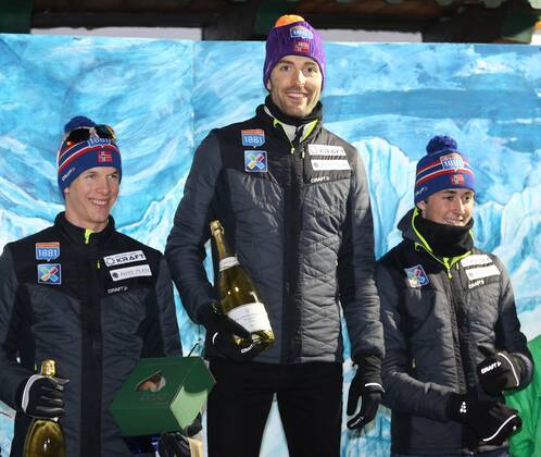 Nordische Kombination, Weltcup in Ramsau, Siegerehrung NORDIC COMBINED - FIS WC Ramsau RAMSAU AM DACHSTEIN,AUSTRIA,19.DEC.15 - NORDIC SKIING, NORDIC COMBINED - FIS World Cup, normal hill 10km Gundersen, men, award ceremony. Image shows the rejoicing of Magnus Krog, Magnus Moan and Jarl Magnus Riiber (NOR). GEPAxpictures xThomasxBachun