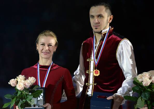 YEKATERINBURG, RUSSIA. DECEMBER 27, 2015. Gold medal winners Tatyana Volosozhar (L) and Maxim Trankov during the medal ceremony for the pairs Figure skating Eiskunstlauf competition at the 2015 2016 Russian Figure Skating Championships. Donat Sorokin TASS  TS014B8F