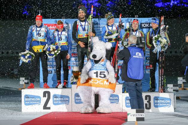 Biathlon WTC 2015, 28.12.2015 Martin Fourcade und Marie Dorin-Habert (Frankreich FR) bei der Medaillenzeremonie bei der Biathlon WTC 2015 am 28.12.2015 in der Veltins-Arena in Gelsenkirchen (Nordrhein-Westfalen). Links Ondrej Moravec und Gabriela Soukalova (Tschechien CZ), rechts Vanessa Hinz (Deutschland GER) und Simon Schempp (Deutschland GER). Martin Fourcade und Marie Dorin-Habert (Frankreich FR) during the medal ceremony of the Biathlon WTC 2015 on 28.12.2015 in the Veltins-Arena in Gelsenkirchen (Deutschland) xakx