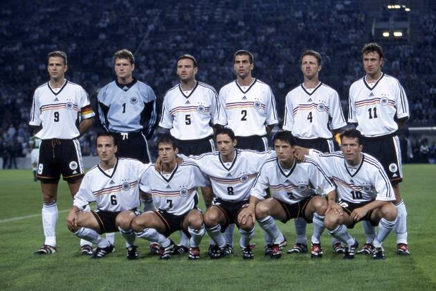 Die Deutsche Nationalmannschaft vor dem Spiel, Mannschaftsfoto: Hintere Reihe von links: Oliver BIERHOFF, Torwart Jens LEHMANN, Jens NOWOTNY, Markus BABBEL, Thomas LINKE und Marco BODE. Vordere Reihe von links: Jens JEREMIES, Mehmet SCHOLL, Oliver NEUVILLE, Christian ZIEGE und Lothar MATTHAEUS, Matthäus. Fussball-Laenderspiel, Deutschland (GER) - Nordirland (NIR) 4:0 Fussball EM Qualifikation fuer die EM 2000, am 08.09.1999 in Dortmund, Â