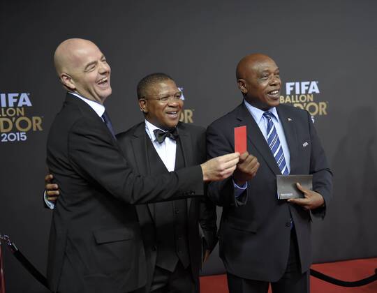 11.01.2016, Fussball, Auszeichnung FIFA-Weltfussballer 2015, Ballon D or 2015 im Kongresszentrum Zürich (Schweiz). Die Gala-Gäste laufen vorher über den Roten Teppich. Zwei FIFA-Präsidentenanwärter auf einem Bild, UEFA-Generalsekretär GIANNI INFANTINO (li) und Tokyo Sexwale (re, FIFA) lachen und halten eine Rote Karte ins Bild. 