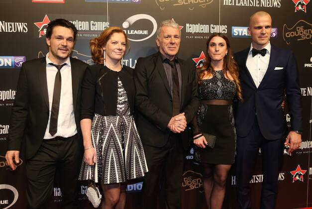 Fußball, BEL, Verleihung des Goldenen Schuhs in Lint - LINT, BELGIUM: Eric Gerets and family pictured on the red carpet ahead of the 62nd edition of the Golden Shoe award ceremony, Wednesday 13 January 2016, in Lint AED studio. The Golden Shoe (Gouden Schoen Soulier d Or) is an award for the best soccer player of the Belgian Jupiler Pro League championship during the year 2015. VIRGINIExLEFOUR  x04772700x