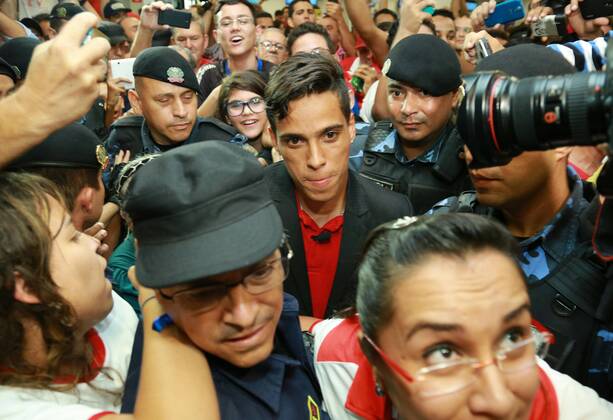 Fußball, Empfang von Puskas-Preisträger Wendell Lima in Goiania Brazilian soccer player Wendell Lira (C), awarded with Puskas price for the best goal of the year, is welcomed by a crowd of followers in Goiania city, Brazil, 13 January 2016. The award opened the 26-year-old the doors of second division team Goiania after a tough past year wandering about third and fourth division teams to finally end up unemployed last July. SOCCER PLAYER WENDELL LIRA VISITS GOIANIA !ACHTUNG: NUR REDAKTIONELLE NUTZUNG!  BRA02 20160113-635883164222571067
