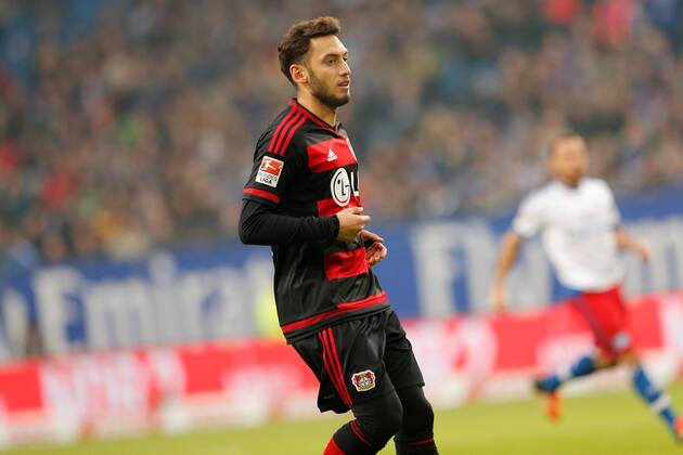 Hamburg, 17. Oktober 2015 - Fußball, 1. Bundesliga 2015 16, Hamburger SV - Bayer 04 Leverkusen: Hakan Calhanoglu (Bayer 04 Leverkusen, 10)