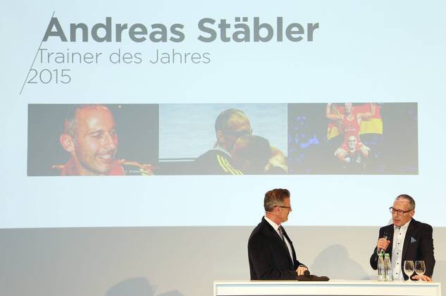 27.01.2016, Stuttgart, Trainerpreisverleihung LSV Trainerpreis 2015 Baden- Württemberg, von links: Moderator Michael Antwerpes, Trainer des Jahres Andreas Stäbler